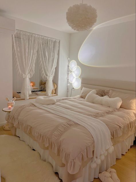 Light Pink Minimalist Room, White Aesthetic Interior Design, Light Pink And White Bedroom, Cream And Pink Bedroom, Light Pink Bedrooms, Shades Of Cream, Bedroom Ideas For Small Rooms Cozy, Dorm Design, Pink Bedroom Decor