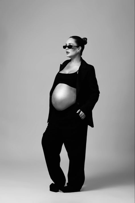 Pose Pregnant Photography, Maternity Shoot Black Outfit, Kourtney Kardashian Maternity Shoot, Maternity Photoshoot Editorial, Prego Photoshoot Ideas, Natural Hair Maternity Photos, Streetwear Maternity Shoot, White Bra Maternity Shoot, Maternity Photoshoot Black And White