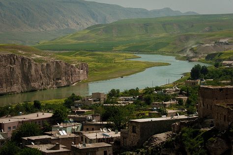 Hasan Keyf. View of the Tigris River Tigris River, Modern Card Design, Pictures Of Beautiful Places, Ancient Near East, Garden Of Eden, Hanging Garden, Istanbul Turkey, Ancient Cities, Ancient History