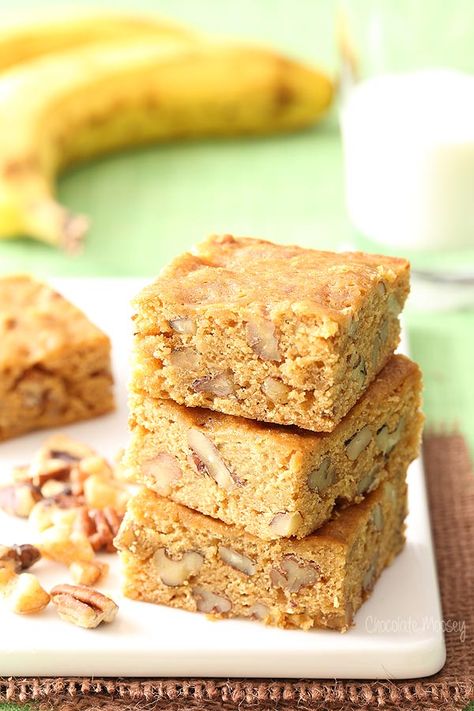 Banana Blondies With Nuts - Homemade In The Kitchen Making Banana Bread, Banana Yogurt Smoothie, Banana Blondies, Roasted Banana, Chocolate Chip Bread, Eating Bananas, Overripe Bananas, Make Banana Bread, Chocolate Chip Banana Bread