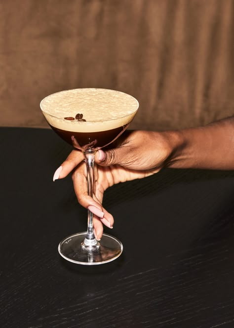 Grey Goose Espresso Martini: hét drankje voor iedereen die niet van desserts houdt | delicious.magazine Espresso Martini Photoshoot, Espresso Martini Photography, Expresso Martini Aesthetic, Espresso Martini Wedding, Cocktails Pictures, Bartender Photoshoot, Espresso Martini Bar, Aesthetic Martini, Glassware Photography