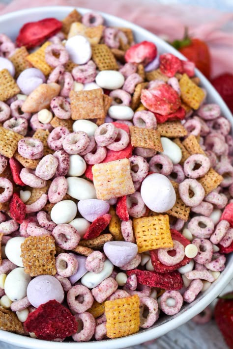 Pink Trail Mix Party Ideas, Ww Trail Mix Recipes, Snack Sweet Ideas, Cheerio Mix Snacks Ideas, Baby Chex Mix Strawberry, Baby Trail Mix Strawberry, Spring Snack Mix Recipes, Cheerios Mix Recipe, Sweet Trail Mix Ideas