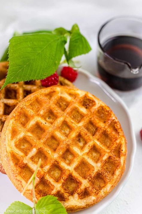 Chaffles With Cream Cheese, Keto Chaffles Without Cheese, Cream Cheese Chaffles, Chaffles Without Almond Flour, Cream Cheese Waffles, Chaffle Without Cheese, Breakfast Chaffles, Almond Flour Chaffle, Protein Chaffle Recipe