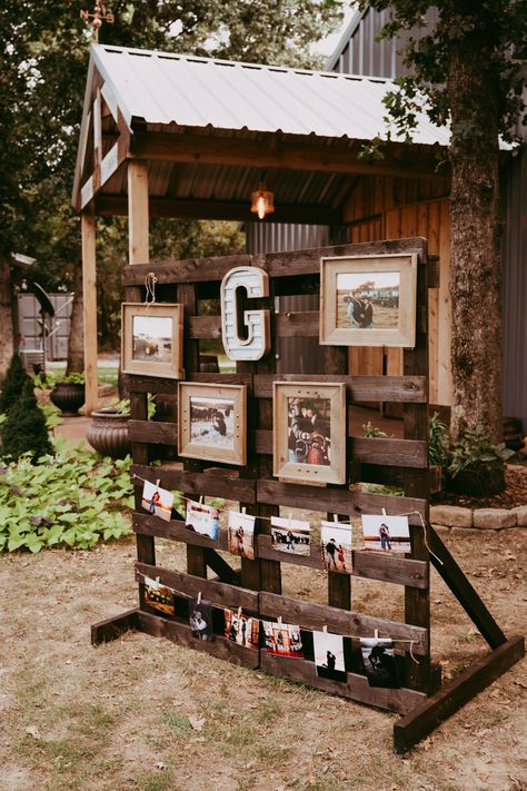 Poster Board Picture Frame, Wedding Shower Pallet Ideas, Diy Rustic Wedding Photo Booth, 50th Birthday Party Ideas For Men Western, Pallet Picture Display Wedding, Western Graduation Decorations, Country Decor For Party, Wedding Pallet Decor, Western Open House Theme