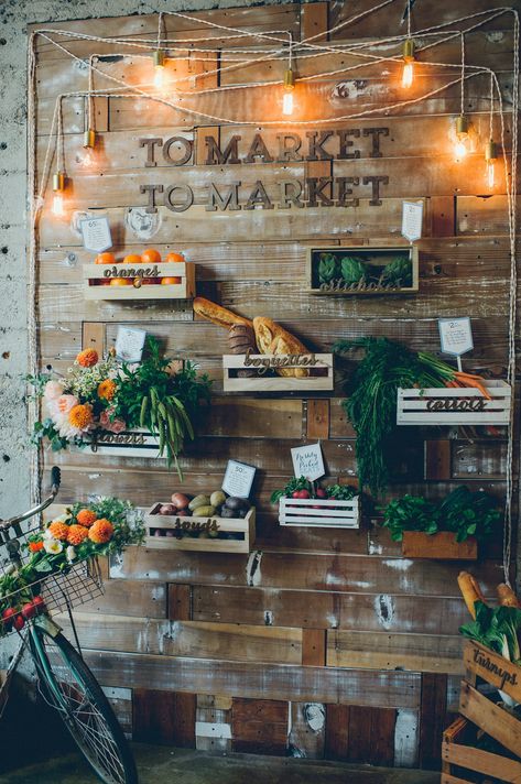 Farmer's Market Farmers Market Booth, Farmers Market Display, Stand Feria, Carnival Food, Market Stands, Edible Favors, A Secret Garden, Market Displays, Wedding Wall