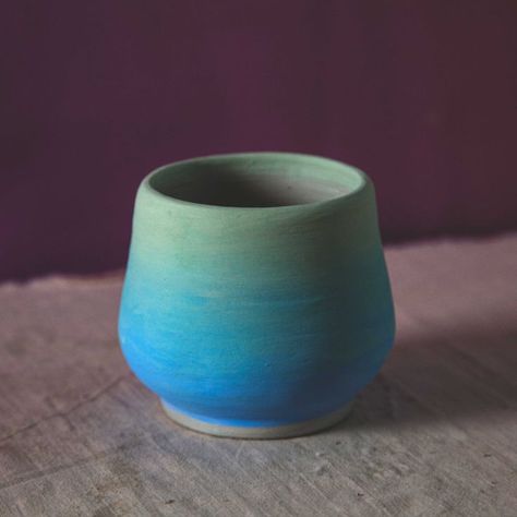 Ombre Mug, Cerámica Ideas, Painted Pottery, Ceramic Ideas, Ramen Bowl, Ceramics Projects, Ceramic Jars, Ombre Effect, Ceramic Studio