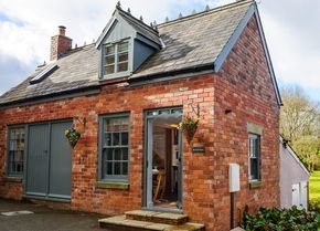 Tiny Brick House Exterior, Brick Garage, Brick Cottage, Cute Living Room, Color Concept, Red Brick House, Cottage Style Decor, Brick Exterior House, Coach House