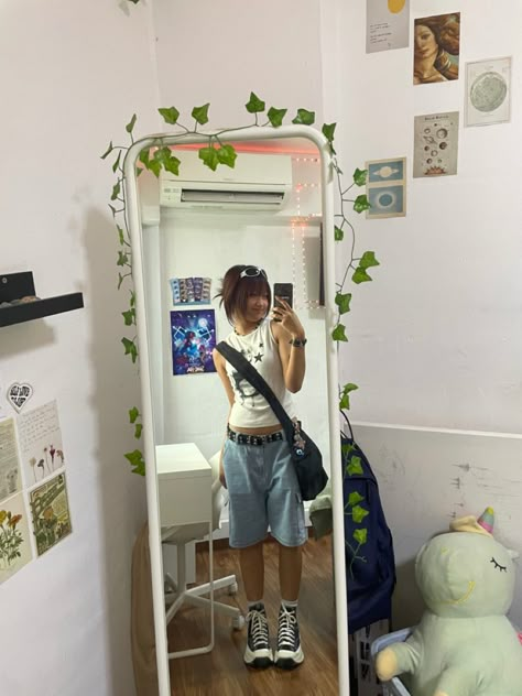 Star outfit, jorts, jorts fit Jorts Girls Aesthetic, Cute Jorts Fit, Star Jorts Shorts Outfit, Baggie Summer Outfits, Jorts Outfit Aesthetic Women, Jorts Womens Fit Y2k, Jhorts Girl Outfit Y2k, Light Jorts Outfit, Bershka Jorts Outfit