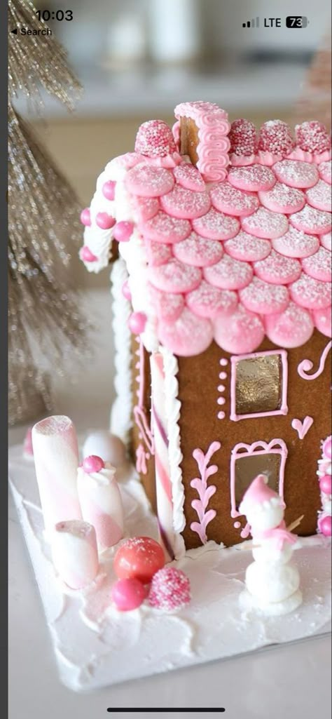 Gingerbread House Pastel, Gingerbread House Ideas Pink, Pink Gingerbread House Ideas, Taylor Swift Gingerbread House, Barbie Gingerbread House, Gingerbread House Pink, Pastel Gingerbread House, Gingerbread Houses Ideas, Gingerbread House Inspo