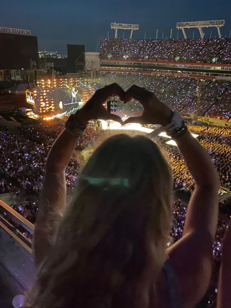 Taylor Swift Concert Instagram Pictures, Long Live Aesthetic, Touring Aesthetic, Show Aesthetic Music, Concert Poses Alone, Taylor Swift Concert Aesthetic, Eras Tour Pictures, The Eras Tour Aesthetic, Taylor Swift Eras Tour Concert