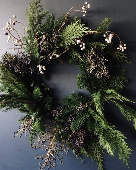 Wreath Party: 12 Favorite Florists' Holiday Decor Workshops - Gardenista Advent Time, Festive Wreaths, Wreath Party, Botanical Christmas, Holiday Wreaths Christmas, Christmas Windows, Wild Berries, Whimsical Wreaths, Christmas Greenery