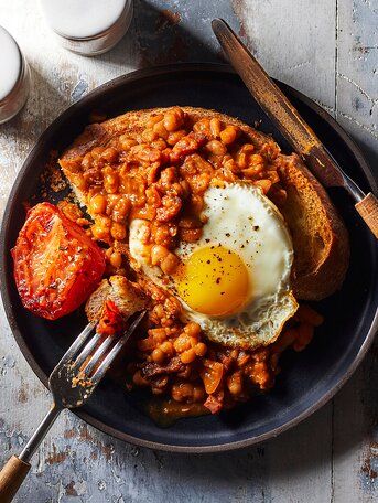 beans-toast-fried-egg-ru335397 Budget Dinners, Canned Baked Beans, Homemade Baked Beans, Beans On Toast, Bacon Tomato, Dinner On A Budget, Brunch Dishes, On Toast, Dried Beans