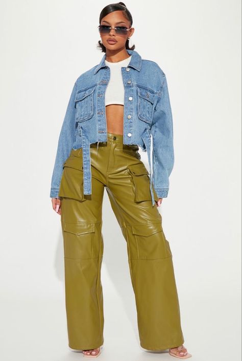 Cargo Pants And Jacket, Cropped Denim Jacket Outfit, Denim Jacket Outfit Women, Jean Cargo Pants, Fashion Denim Jacket, Light Wash Denim Jacket, Jacket Outfit Women, Denim Jacket Fashion, Denim Jacket Outfit