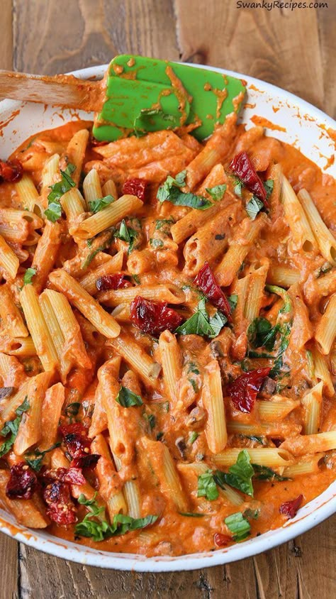 Pasta With Mozzarella, Pasta With Sun Dried Tomatoes, Rosa Pasta, Penne Rosa, Spinach Pasta Recipes, Penne Pasta Recipes, Creamy Tomato Pasta, Mozzarella Pasta, Resep Pasta