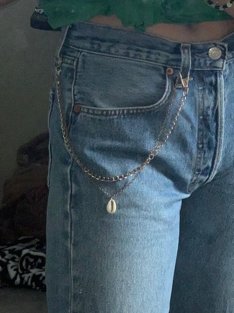 outfit 80s 80s Beaded Jewelry, Jeans Chain Diy, Beaded Jean Chain, Outfit 80s, Jeans With Chains, Chains Aesthetic, Jeans Chain, Pants Chain, Homemade Necklaces