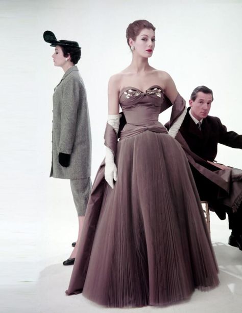 Norman Parkinson, Norman Hartnell, 1960 Fashion, Hardy Amies, Fifties Fashion, Fashion 1950s, Vintage Gowns, Vestidos Vintage, 50s Fashion