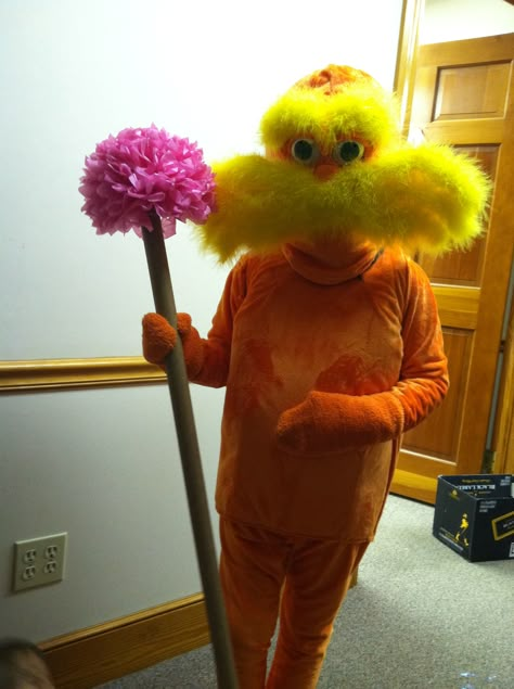 I made a Lorax for my 9 years old daughter, she wore it at the character parade for her school book fair. She loved it. Lorax Costume Ideas, The Lorax Costume Diy, The Lorax And Oncler Costume, Book Week 2023, Old Onceler, The Lorax Halloween Costume, Diy Lorax Costume, Lorax Halloween Costumes, Lorax Cosplay