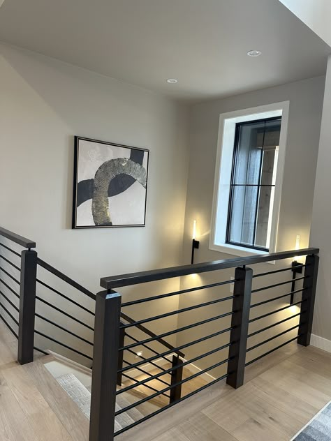 Split Level Banister, Black Stair Railing Ideas, Entryway Townhouse, Indoor Railings For Stairs, Stair Railing Ideas Modern, Modern House Stairs, Master Suite Closet, Stairway Railing Ideas, Modern Stairway