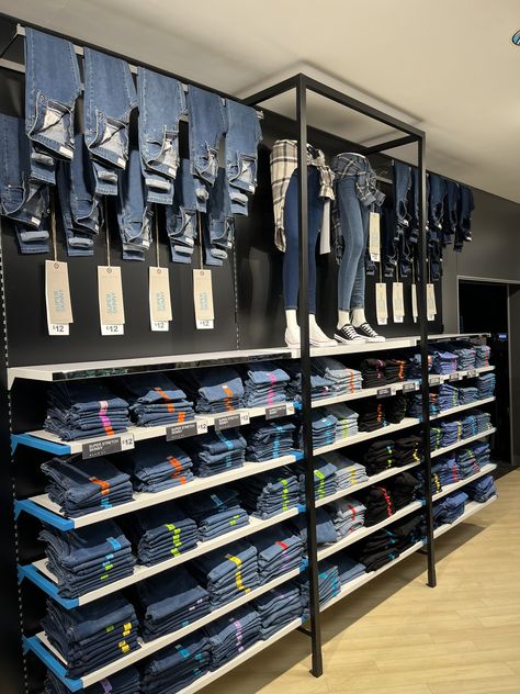 Boutique Jean Display Ideas, Clothing Store Racks Ideas, Shop Display Ideas Retail Stores Clothing Racks Shelves, Butik Design Boutiques, Cloth Shop Interior Design, Men's Clothing Store Design, Clothing Boutique Decor, Botique Interiors, Supermarket Design Interior