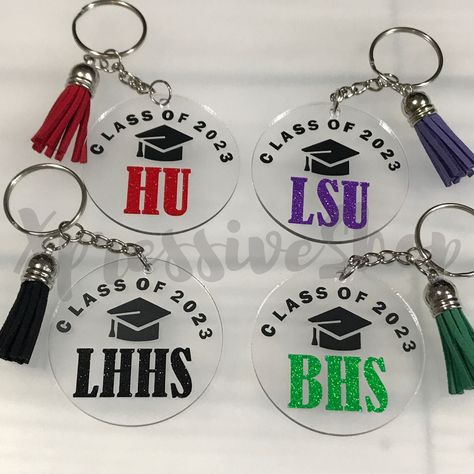 Class Of 2023 Keychain, Graduation Keychain Diy, Graduation Keychain Acrylic, Senior Keychain Ideas, Graduation Cricut Projects, Circuit Keychain Ideas, Cricut Graduation Gifts, Graduation Cricut Ideas, Graduation Gift Ideas Diy