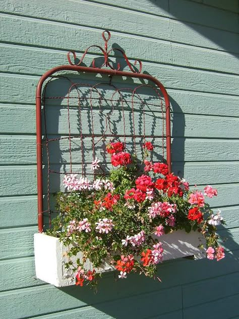 Old garden fence upcycled.  Check out the blog for some really creative uses for old fence sections.  I will never pass up old fencing again. Old Gates, Twin Headboard, Vintage Garden Decor, Have Inspiration, Garden Containers, Vintage Garden, Window Box, Garden Gates, Garden Crafts