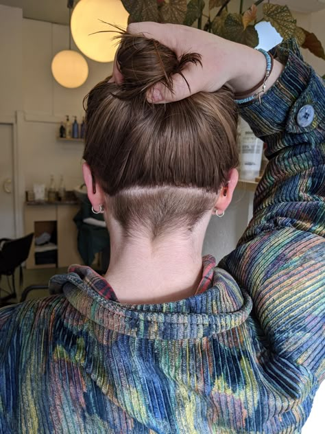 Lesbian dyke undercut nape Lesbian Undercut, Lesbian Haircut Long, Lesbian Hairstyles Short, Dyke Haircut, Lesbian Hair, Hard Part Haircut, Lesbian Haircut, Butch Lesbian, Queer Hair