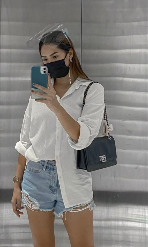 White Polo Women Outfit, White Polo And Shorts Outfit Women, Blue Shorts And White Shirt Outfit, How To Style White Long Sleeve Polo, Outfit For White Polo, Shorts And Polo Outfit Women, Shorts Denim Outfits Women, Short And White Shirt Outfit, Basic Outfits With Shorts