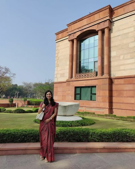 Ias Interview Saree Look, Indian Foreign Service Wallpaper, Upsc Interview Saree, Ias Officers Women Saree, Ias Officer Aesthetic, Formal Saree Office Look, Ifs Officer Aesthetic, Day Saree Look, Upsc Study Table