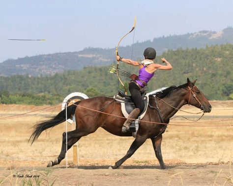 Mounted archery Horse Archery, Mounted Archery, Mounted Shooting, Horse Competition, Archery Girl, Trick Riding, Archery Bows, Traditional Archery, Bow Women