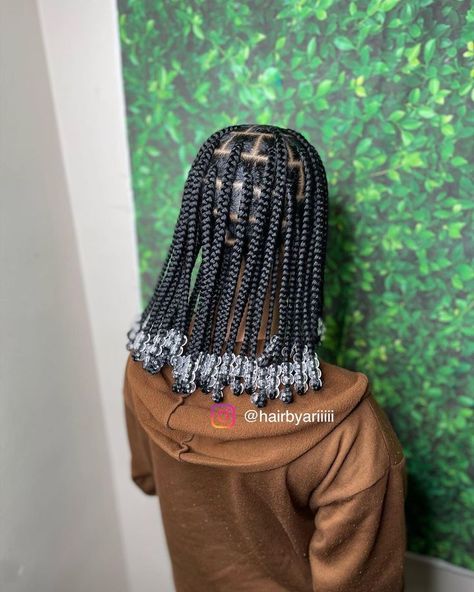 Bob Length Knotless Braids With Beads, Large Shoulder Length Knotless Braids, Knotless Shoulder Length Braids With Beads, Braids Short With Beads, Box Braids With Middle Part, Big Box Braids Short, Big Box Braids With Beads, Medium Knotless Braids Shoulder Length, Medium Hair Styles Braids