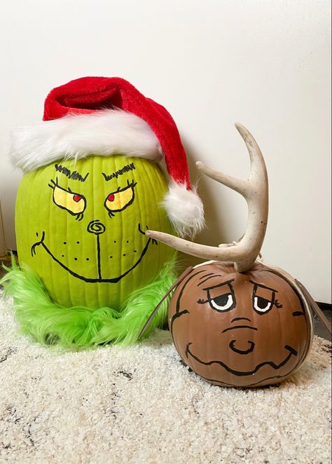 Pumpkin Decorated Book Characters, Painting Pumpkins For Christmas, Pumpkin Painting Ideas Disney Characters, Grinch Pumpkin Decorating, Pumpkin Character Design Book Characters, Christmas Pumpkin Painting Ideas, The Grinch Pumpkin Painting, Grinch Pumpkin Painting, Book Character Pumpkins Contest