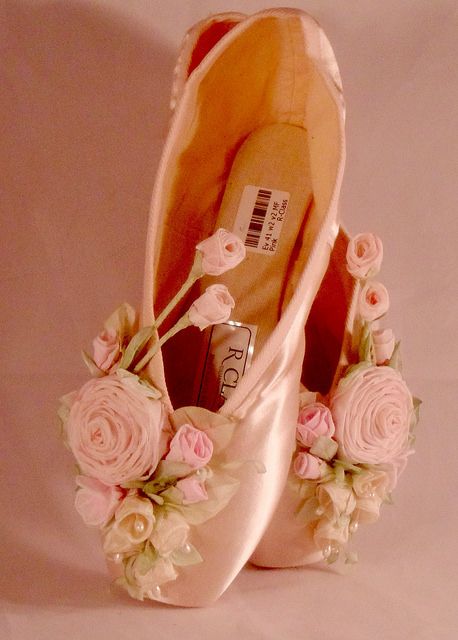 Ballet Images, Ballet Pointe, Ballet Pointe Shoes, Fairy Shoes, Pointe Shoe, Ballet Beauty, Ballet Inspiration, Shoe Crafts, Costume Shoes