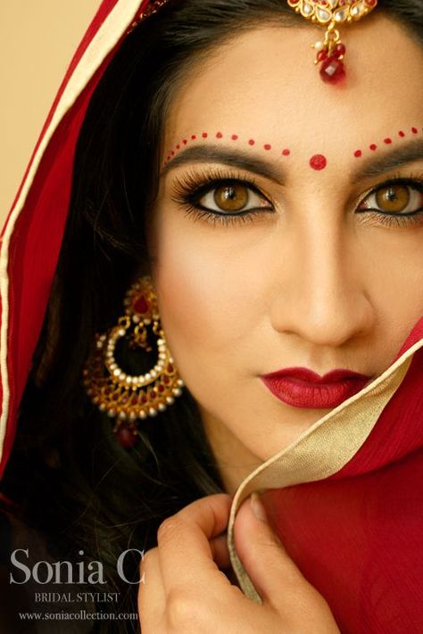 Indian Editorial, Bride Indian, Lips Black, Liner Makeup, Makeup Bride, Look Festival, Desi Bride, Fashion Fails, Golden Eyes