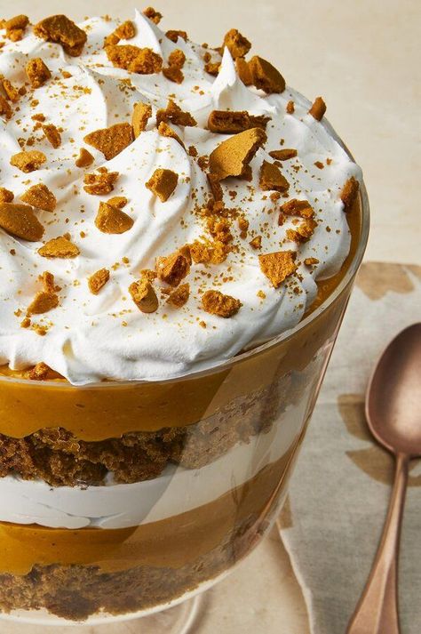 Pumpkin Gingerbread Trifle Paula Deen, Pumpkin Toffee Crunch Trifle, Gingerbread Pumpkin Trifle, Pumpkin Gingerbread Trifle, Pumpkin Trifle With Spice Cake, Thanksgiving Trifle Recipes, Gingerbread Trifle Christmas, Thanksgiving Trifles, Trifles Desserts Easy