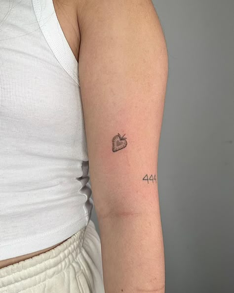 Simple Tattoo Spots, One Line Strawberry Tattoo, Heart Shaped Strawberry Tattoo, Emma Chamberlain Tattoo Ideas, Strawberry Tattoo Aesthetic, Half Strawberry Tattoo, Farmers Market Tattoo, Fineline Strawberry Tattoo, Matching Fruit Tattoos