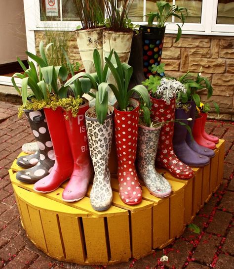 Rain Boot Pots on the Street Boot Display, Garden Entertaining, Boot Decor, Upcycled Planters, Creative Garden Ideas, Memory Garden, Showers Of Blessing, Diy Gardening Ideas, Diy Pallet Bed