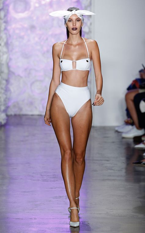 Cushnie et Ochs Spring Summer 2016 - Preorder now on Moda Operandi Swimsuit Runway, Beach Costume, Fashion Croquis, Fashion Show Poster, Model Runway, Swimwear Model, Et Ochs, Cushnie Et Ochs, Pool Side