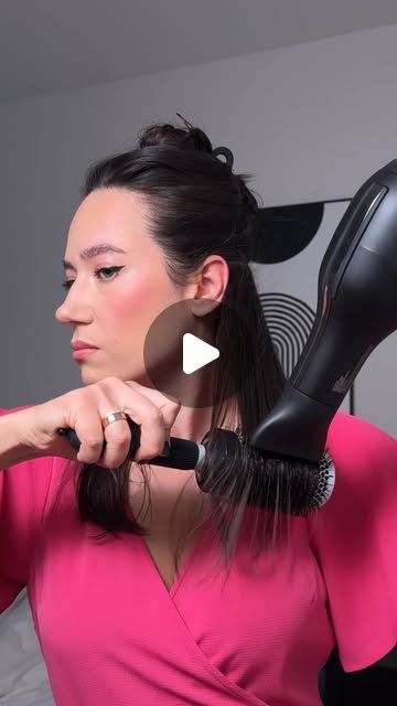 Simple blowout with hairdryer and a round brush How To Blow Dry Layered Hair, How To Blow Dry Hair With Round Brush, How To Do A Blowout, Simple Blowout, Volume Spray, Low Porosity, Blow Dry Hair, Long Fringe, Round Brush