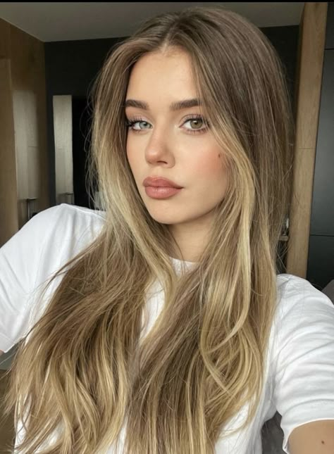 Ash Blonde Hair Green Eyes, Blond Hair Brown Eyebrows, Light Brown Hair Outfits, Natural Beige Blonde Hair, Blonde On Olive Skin, Balayage Pale Skin, Hazel Eyes And Blonde Hair, Dark Blonde Hair Pale Skin, Hazel Eyes Blonde Hair