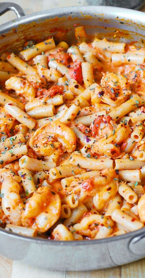 Spicy Shrimp Pasta in Garlic Tomato Cream Sauce - dinner recipe Spicy Shrimp Pasta, Recipe Noodles, Pasta Shrimp, Tomato Cream Sauce, Pasta Easy, Cream Sauce Recipes, Pepper Pasta, Creamy Tomato Sauce, Pasta Pasta