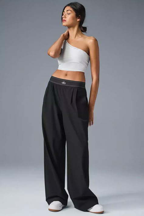 Alo Yoga Outfit, Clothes For Vacation, Sweatpants Outfit Ideas, Dance Fits, Gym Dance, Woman Tips, Gray Accessories, Fashion Basics, Sweatpants Outfit