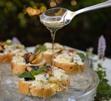 Blue Cheese and Grilled Pear Crostini Blue Cheese And Pear, Pear Crostini, Pear And Blue Cheese, Crostini Appetizer, Bruschetta Bar, Crostini Appetizers, Shrimp Toast, Roasted Pear, Crostini Recipes