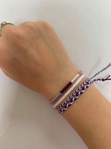 Friendship Bracelet Set Ideas, Friendship Bracelets Embroidery Thread, Bracelets From Thread, Handmade Bracelets Thread, Two Color Bracelet, Purple Friendship Bracelet, Bracelet Combos, Tie Bracelets, Adjustable Friendship Bracelet