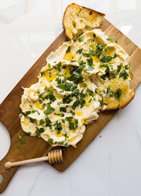 Butter And Bread Board, Vegan Butter Board, Shire Party, Butter Board Ideas, Brunch Boards, Table Charcuterie, Butter Boards, Crunchy Bread, Fancy Butter