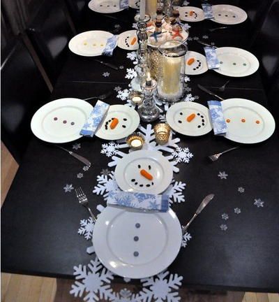 Creative Snowman Table Setting Ideas | AllFreeChristmasCrafts.com Snowman Decorating Ideas, Snowman Place Setting, Creative Snowman, Free Christmas Crafts, Christmas Table Decorations Diy, Christmas Place Settings, Table Setting Ideas, Large Christmas Baubles, Christmas Place