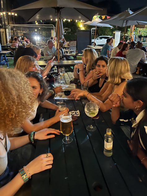 friends pub summer London Pubs Aesthetic, Work Happy Hour, Bar With Friends Aesthetic, Pub With Friends, College Bar Aesthetic, Beers Aesthetic, Pub Aesthetic Night, Pub Aesthetic, Bar With Friends