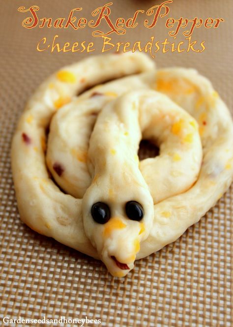 Snake Red Pepper Cheese Breadsticks - Garden Seeds and Honey Bees Cheese Breadsticks, Halloween Cooking, Cheese Bread Sticks, Snake Red, Halloween Dishes, White Chili Chicken Recipe, Cheese Stuffed Peppers, Candlelight Dinner, Foodie Art