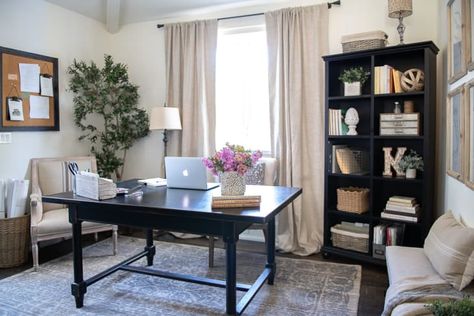 These 23 Home Office Decor Ideas Will Make Your Work Life More Inspiring Office Furniture Arrangement, Black Office Furniture, Sanctuary Home Decor, Sanctuary Home, Home Office Makeover, Office Shelving, Beautiful Bedrooms Master, Cozy Home Office, Office Decorating