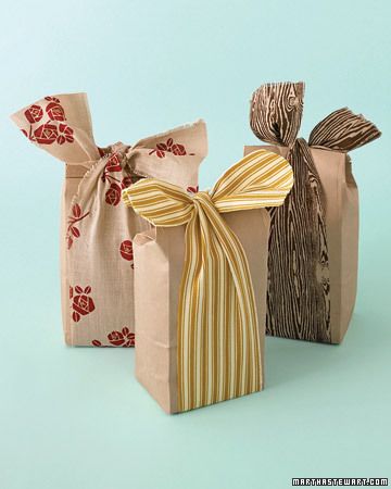 just like the wrapping...so simple. can use left over fabric laying around too! (just need pinking shears. . .) Creative Wrapping, Gift Wrapping Inspiration, Creative Gift Wrapping, Diy Gift Wrapping, Leftover Fabric, Pretty Packaging, Wrapping Ideas, Christmas Wrapping, Homemade Gifts