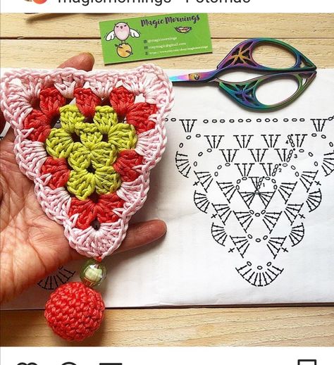 Granny Bunting, Crochet Bunting, Crochet Ornament Patterns, Crochet Garland, Crochet Earrings Pattern, Crochet Triangle, Crochet Quilt, Crochet Fall, Crochet Decoration